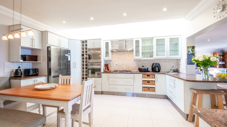7 Bedroom Property for Sale in Beacon Isle Western Cape